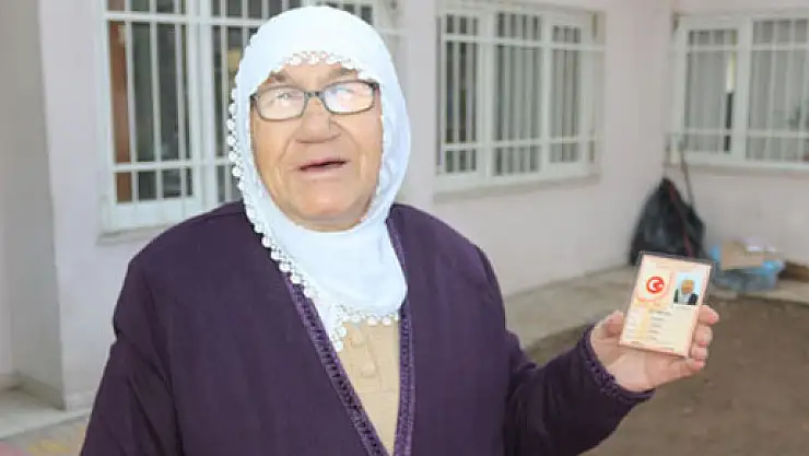 77 yaşındaki yaşlı kadın ilk defa kimlik sahibi oldu