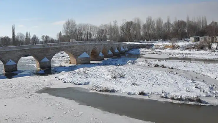 Eksi 20 derecede Kızılırmak buz tuttu