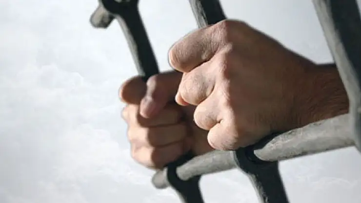 Karısının kafasını çekiçle kıran kocaya 5 yıl hapis