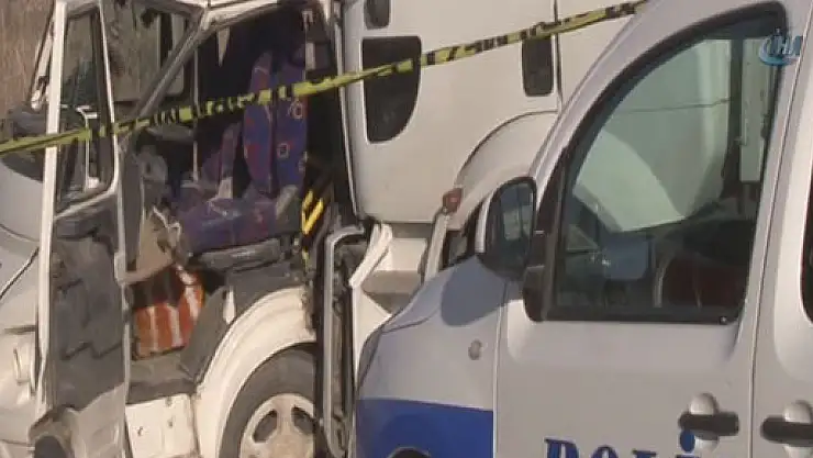 Kamyon dolmuşa çarptı: 2 ölü, 7 yaralı