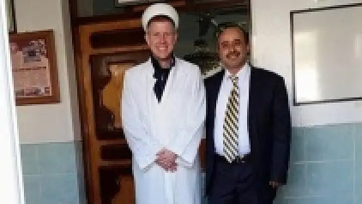 Alman turistin cübbeli cami ziyareti