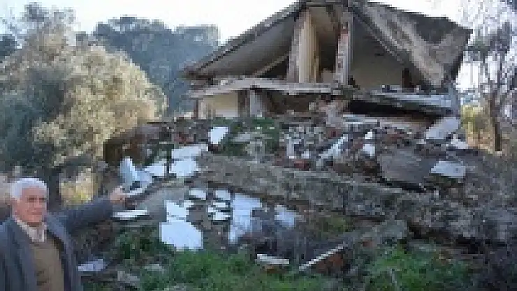 Heyelanda yıkılan evleri için yardım bekliyor