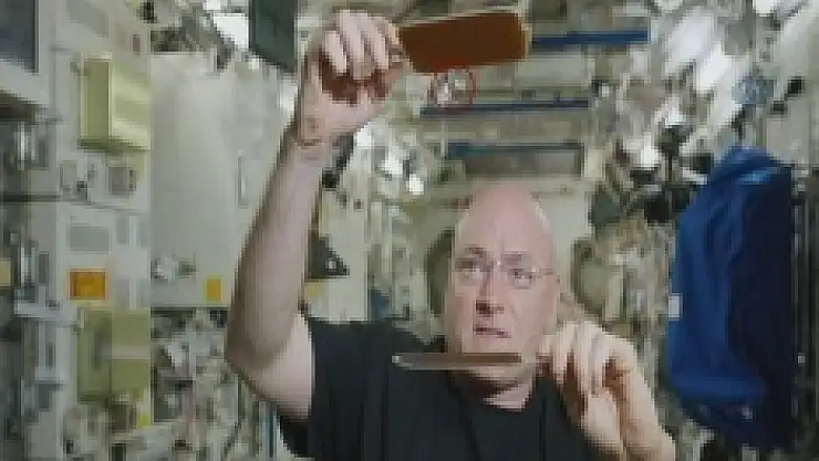 Uzayda su damlasıyla pinpon oynadı