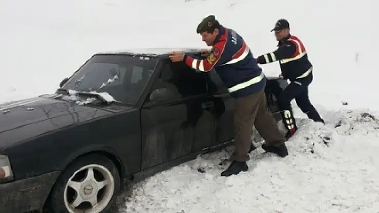 Yolda kalan araçlara jandarma yardımı
