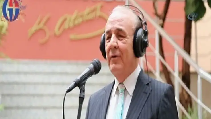 Rektör, öğrencilerle birlikte şarkı söyledi