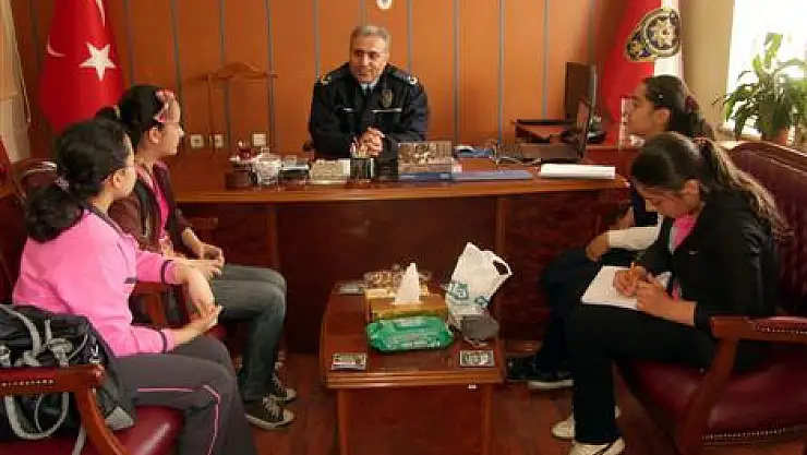 Öğrencilerden emniyet müdürüne ziyaret