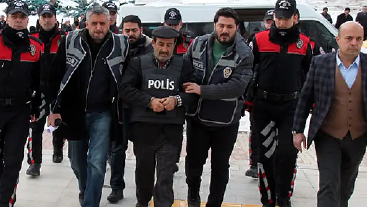 2 kişiyi öldürdü, eşkal değiştirirken berberde yakalandı