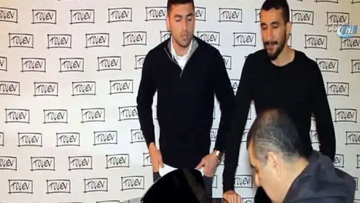 Burak Yılmaz ve Mehmet Topal'dan müthiş ses performansı