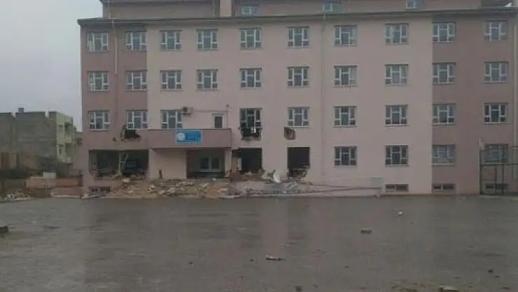 Teröristler okulu harabeye çevirdi