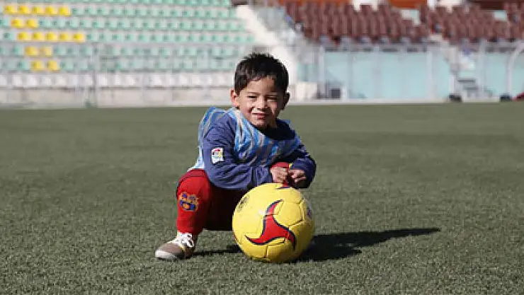 Poşetten Messi forması giyen çocuk hayaline kavuşuyor