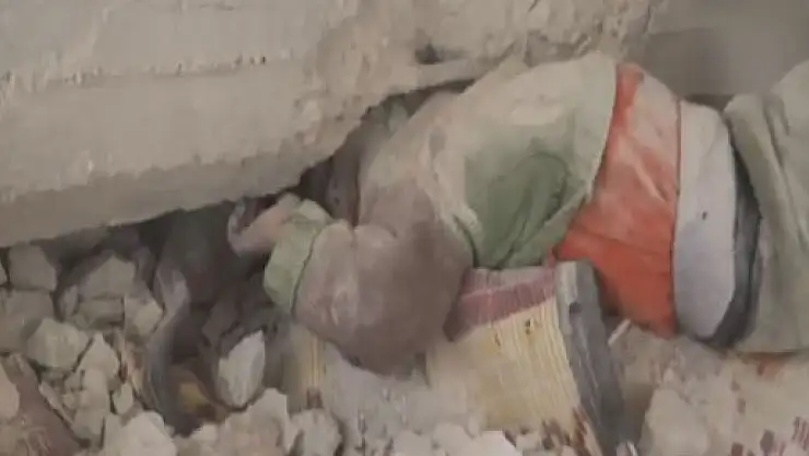 Suriyeli çocuğun enkaz altındaki yaşam mücadelesi