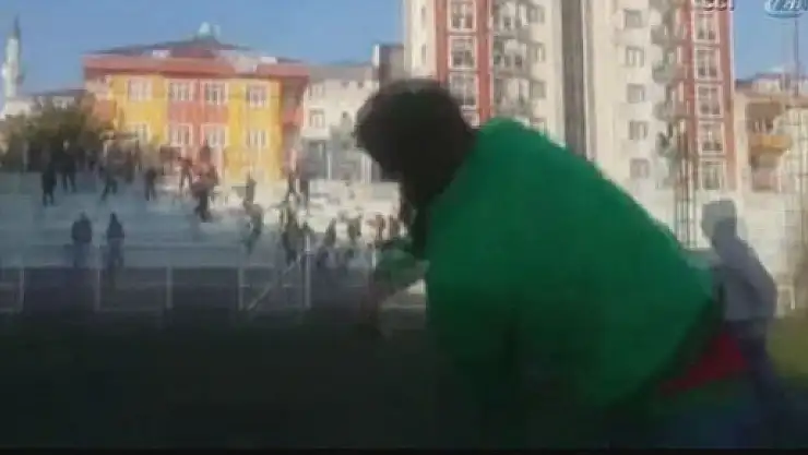 Rakip takımı taş yağmuruna tuttular