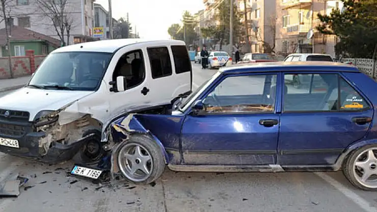 Ambulansa yol vermek isterken kaza yaptı