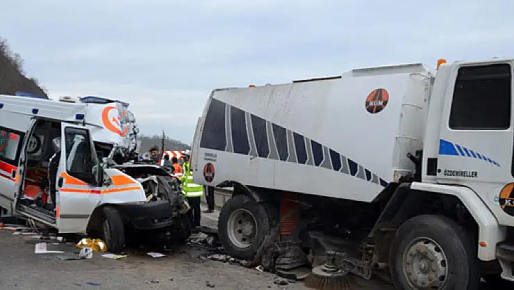 Ambulans yol süpürme aracına çarptı: 1 ölü, 3 yaralı
