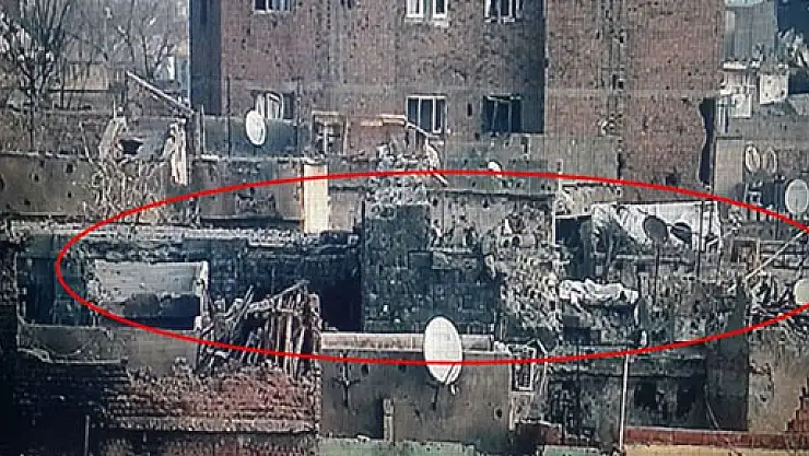 PKK'lı teröristler Sur'da kiliseleri yakıp yıktı