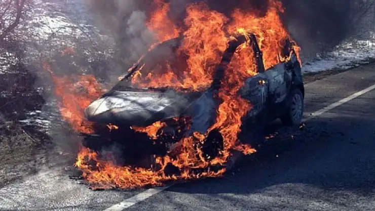 Otomobil alev topuna döndü