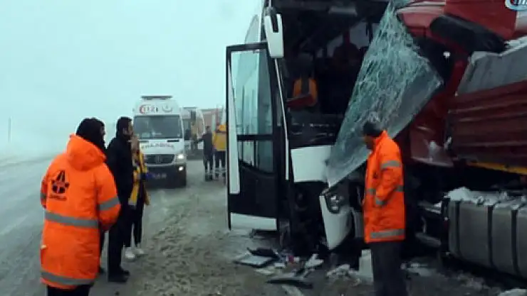 Otobüs TIR'a çarptı: 1 ölü, 33 yaralı