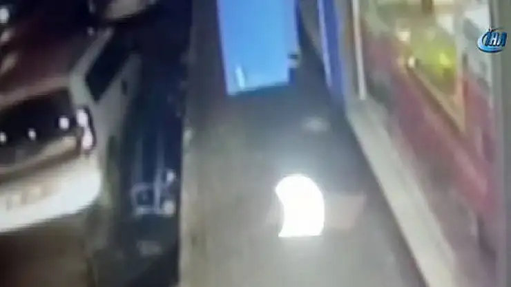 Cesedi cadde ortasına bırakırken görüntülendiler