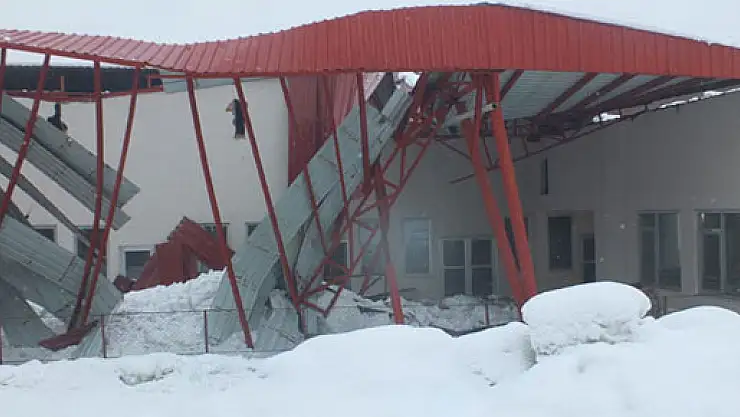 İnşaat halindeki sebze halinin çatısı çöktü