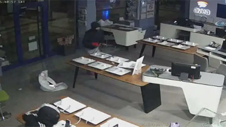 2 dakikada 40 bin liralık telefon çaldılar