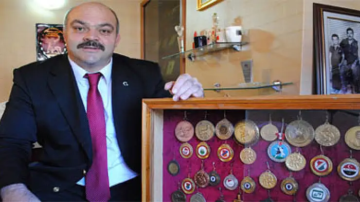 Şampiyon güreşçi Mahmut Demir'in 90 madalyası 18 yıldır kayıp