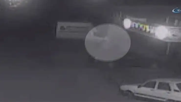 Gökyüzünden düşen buz kütlesi arabayı parçaladı