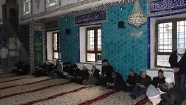 Bu camide cemaat kitap okuyor