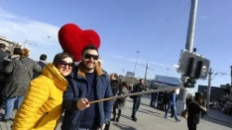 Sevgililer aşklarını Taksim'de ölümsüzleştirdi