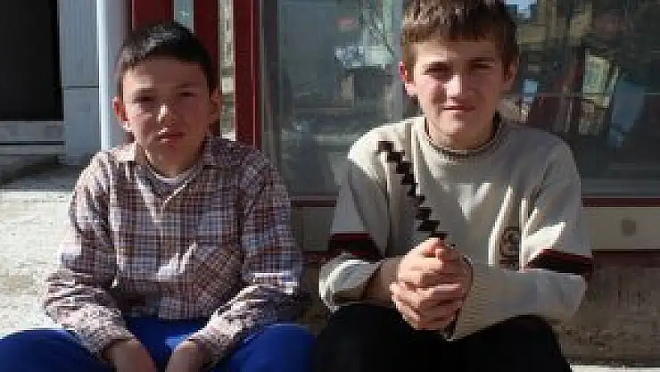 BETON DİREĞİN ALTINDA KALAN ÇOCUK AĞIR YARALANDI