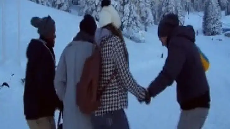 Siyahilerin kar üzerinde halay keyfi