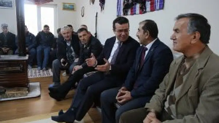 TAŞÇI'YI KÖY KONAĞINDA AĞIRLADILAR 