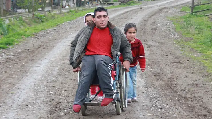 SAMSUN'DA ENGELİ VATANDAŞIN YOL TALEBİ