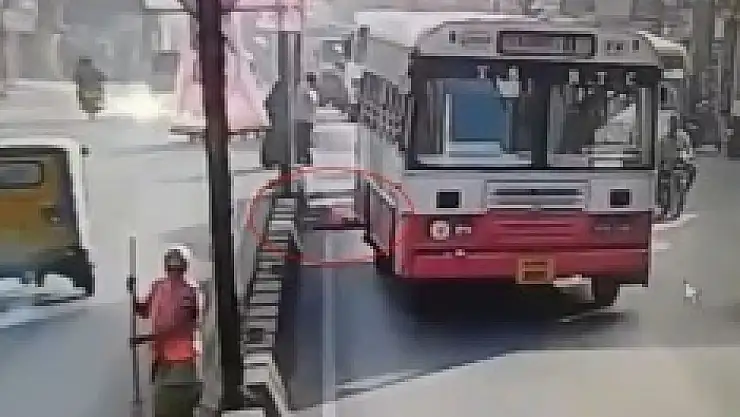 Temizlik işçisi otobüsün altında kaldı