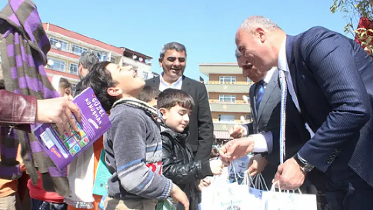Tekkeköylü Öğrenciler Meydanda Kitap Okudu