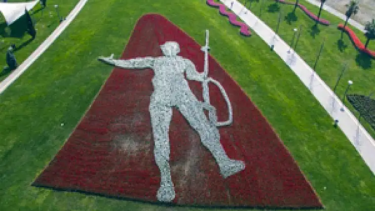 150 bin laleden Mehmetçik figürü yaptılar