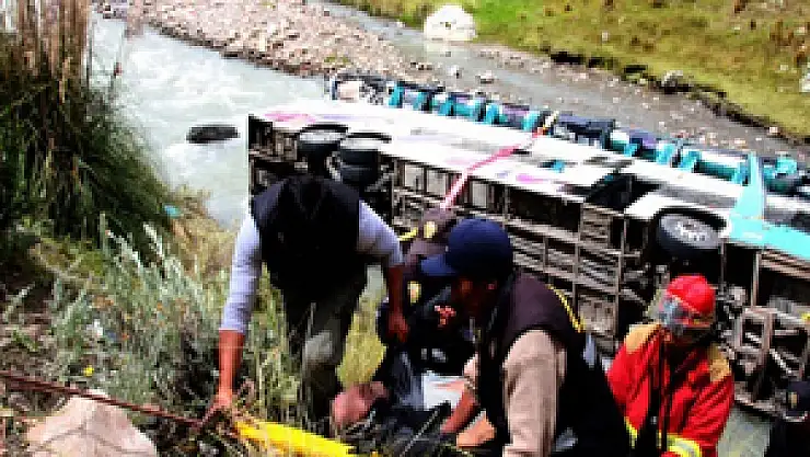 Peru'da otobüs nehre uçtu: En az 23 ölü