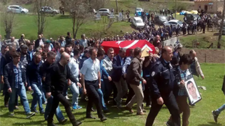 O polis memuru toprağa verildi