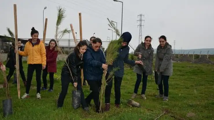  ÖĞRENCİLERE AĞAÇ VE HAYVAN SEVGİSİ