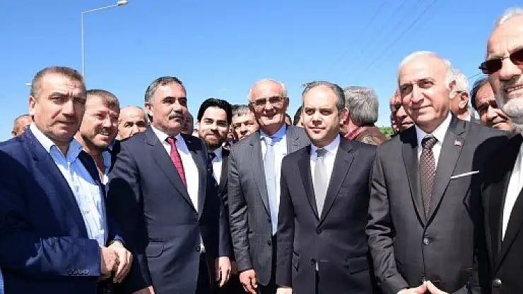 KONVOYUN ÖNÜNÜ KESİP TEŞEKKÜR ETTİLER