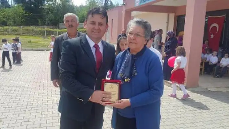 31 YIL ÖNCE EMEKLİ OLAN ÖĞRETMEN ESKİ OKULUNDA