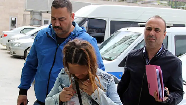 Ev Sahibi Duş Alırken Eve Giren Bayan Hırsız Pantolonu Çaldı