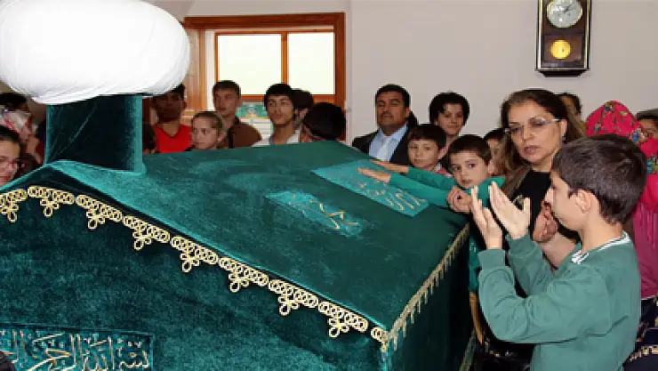 İşitme Engelli Öğrencilerden Türbe Ziyareti