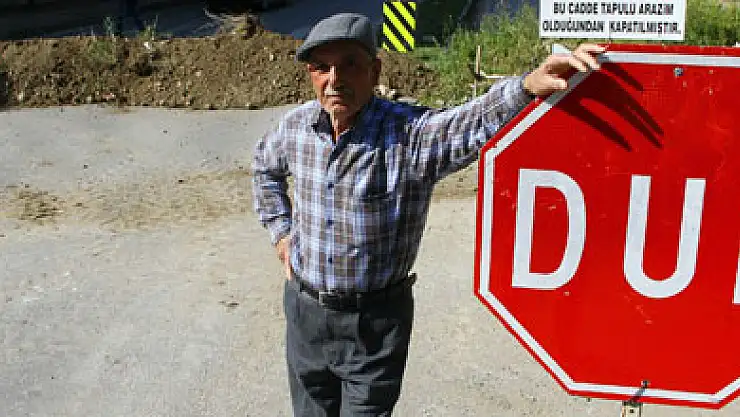  'ARAZİ BENİM' DİYEREK CADDENİN TAMAMINI TRAFİĞE KAPATTI 