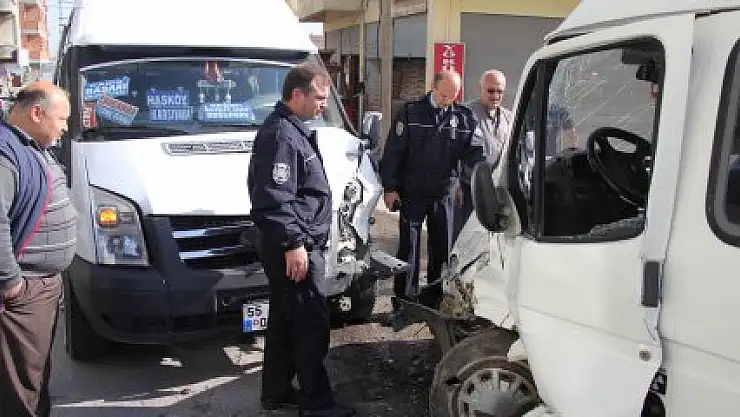 SAMSUN'DA İKİ MİNİBÜS ÇARPIŞTI: 5 YARALI