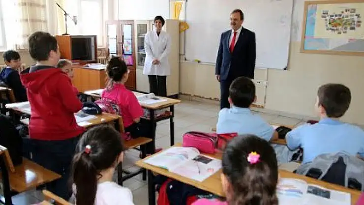 ÖĞRENCİ RİCA ETTİ, BAŞKAN DERS ANLATTI