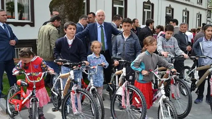 'SEN İSTE YETER, KANSER ÇEKER GİDER' RESİM SERGİSİ