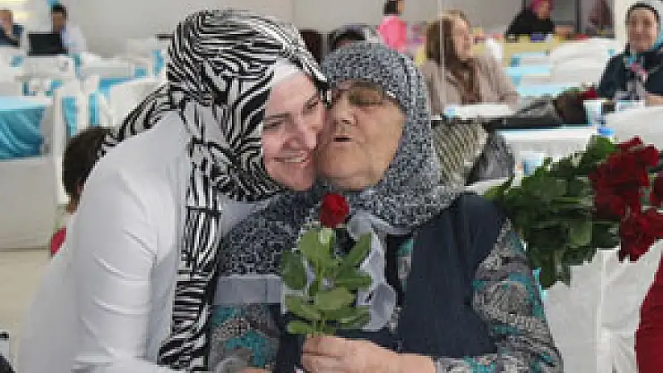 TEKKEKÖY'DE ANNELERE ÖZEL PROGRAM
