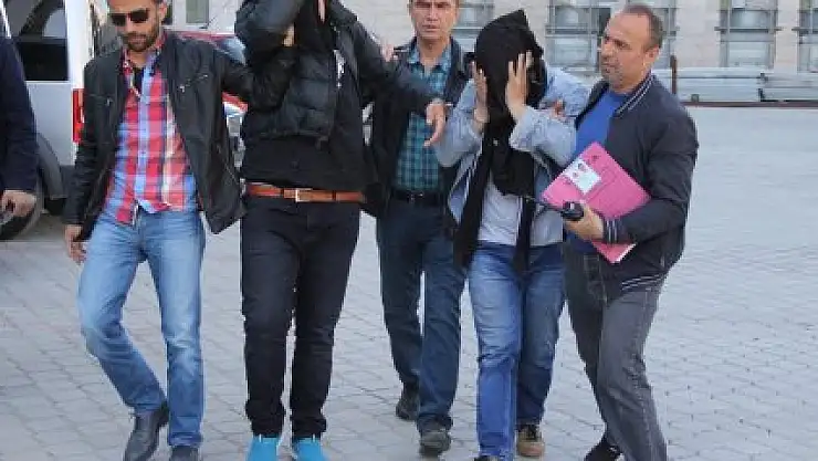 MARKETTEN İÇKİ ÇALIP SAHİLDE İÇTİLER