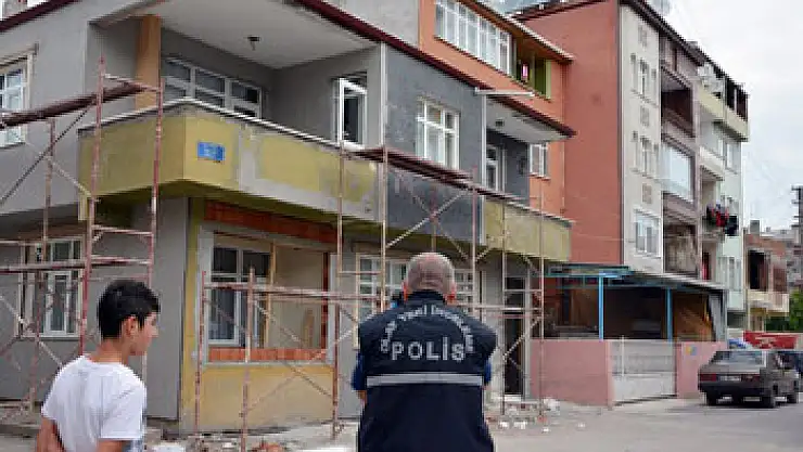 EVDEN ŞARJA TAKILI TELEFONU ÇALDILAR