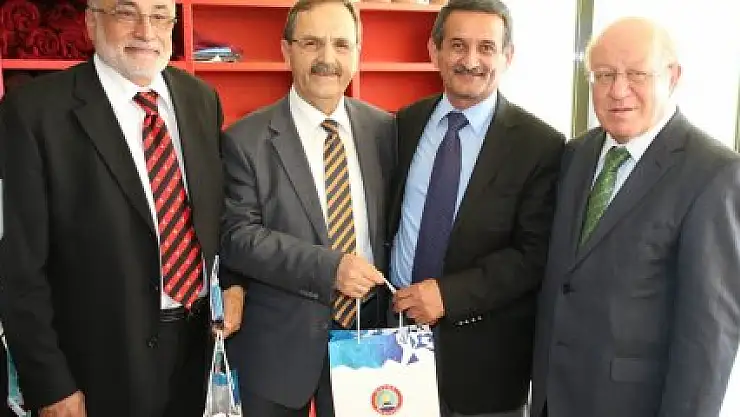 ŞAİRLERDEN BAŞKAN ŞAHİN'E ZİYARET